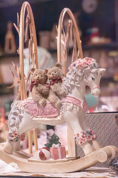 Photo du marché de Noël des jardineries Tournesols - Petit cheval à bascule monté d'ours en peluche
